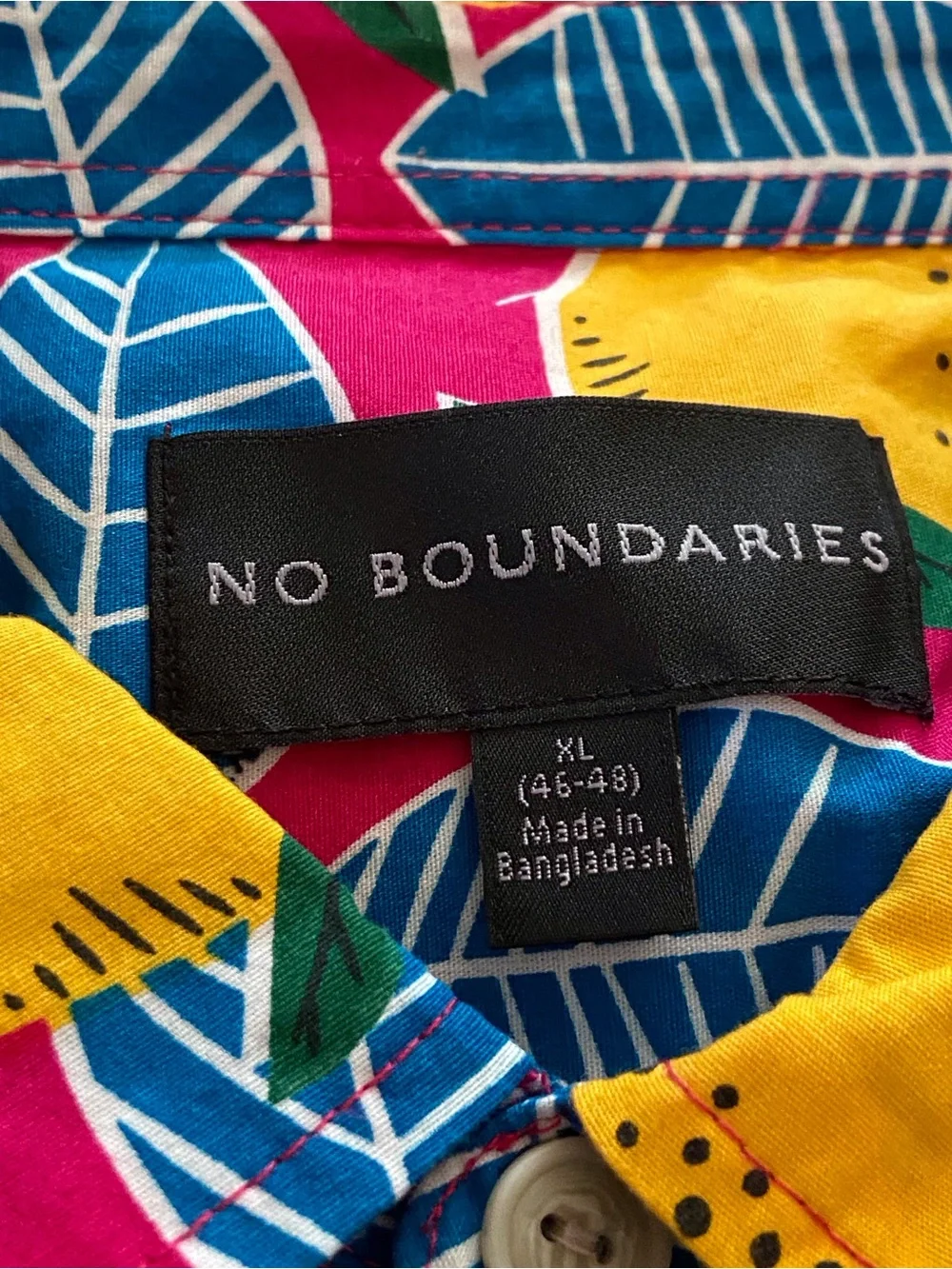 No Boundaries Men’s Bright Pink Lemon Print Button-Down Shirt - Picture 5 of 7